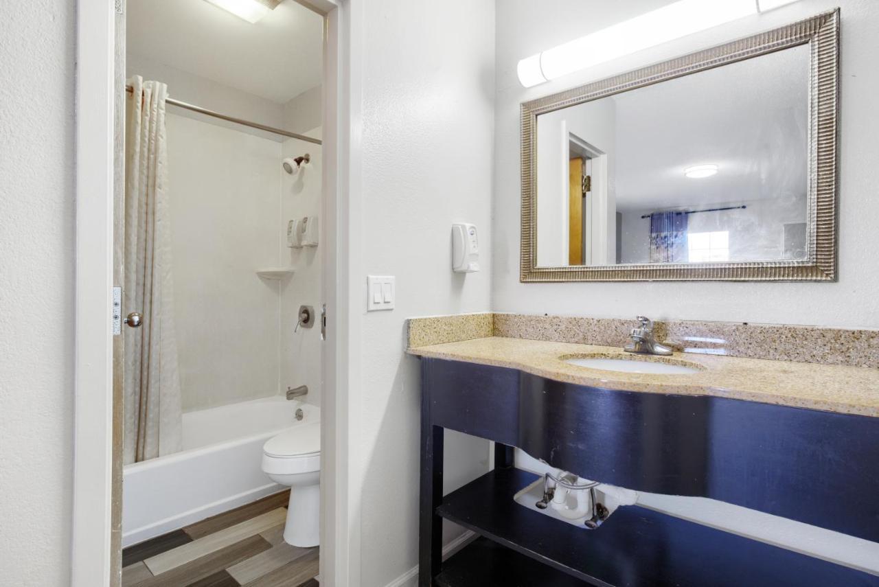 Adams Inn Дотан Екстериор снимка